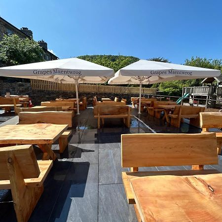 Grapes Hotel, Bar & Restaurant Snowdonia Nr Zip World بلايناو-فيستينيوج المظهر الخارجي الصورة