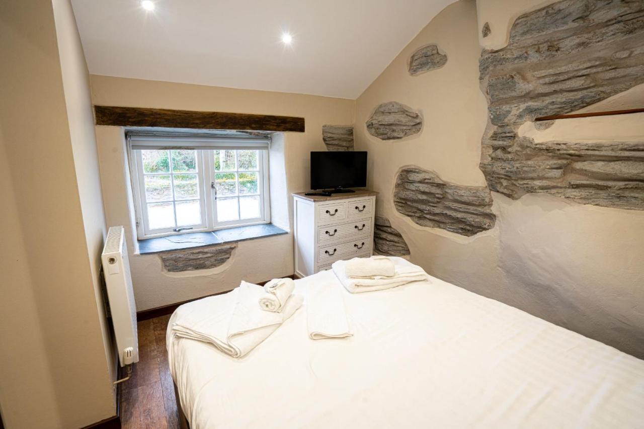 Grapes Hotel, Bar & Restaurant Snowdonia Nr Zip World بلايناو-فيستينيوج المظهر الخارجي الصورة