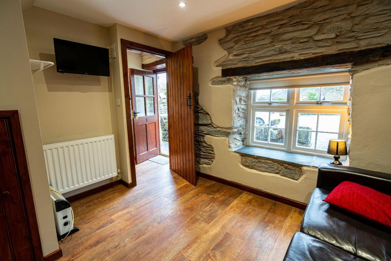 Grapes Hotel, Bar & Restaurant Snowdonia Nr Zip World بلايناو-فيستينيوج المظهر الخارجي الصورة