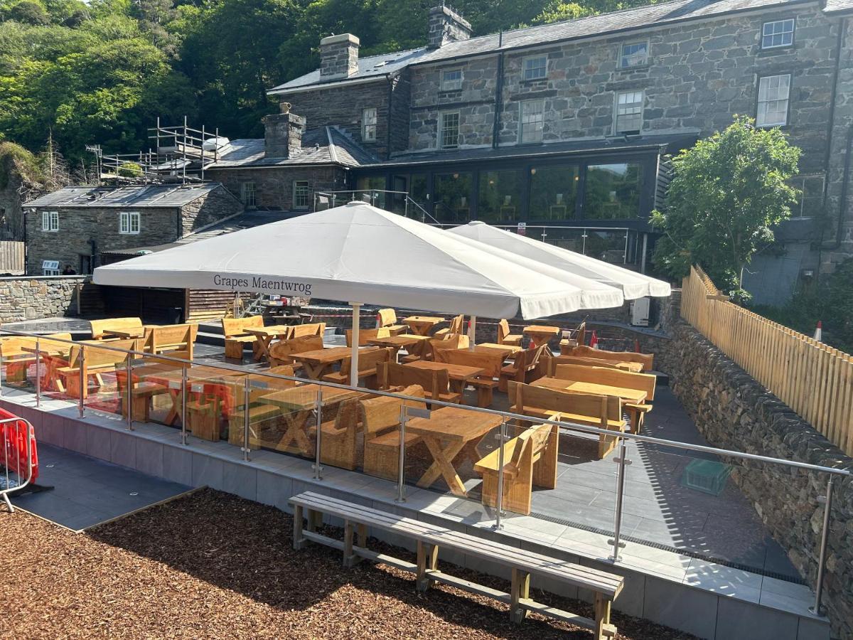 Grapes Hotel, Bar & Restaurant Snowdonia Nr Zip World بلايناو-فيستينيوج المظهر الخارجي الصورة