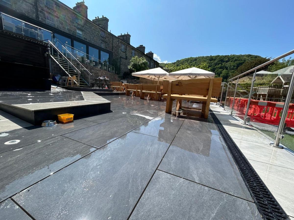 Grapes Hotel, Bar & Restaurant Snowdonia Nr Zip World بلايناو-فيستينيوج المظهر الخارجي الصورة